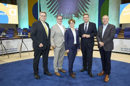 Von links nach rechts: Prof. Dr. Gisbert Knichwitz, Dr. Sven Dreyer, Prof. Dr. Alexandra Philipsen, Staatssekretär Matthias Heidmeier, Prof. Dr. Bernd Weber Von links nach rechts: Prof. Dr. Gisbert Knichwitz, Dr. Sven Dreyer, Prof. Dr. Alexandra Philipsen, Staatssekretär Matthias Heidmeier, Prof. Dr. Bernd Weber