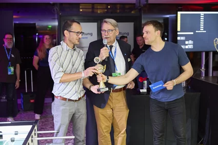 Prof. Dr. Gisbert Knichwitz bei der Pokalübergabe im Zuge des Kickerr-Turniers Prof. Dr. Gisbert Knichwitz bei der Pokalübergabe im Zuge des Kickerr-Turniers