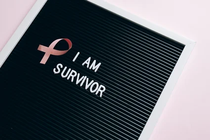 Tafel mit Text I am Survivor